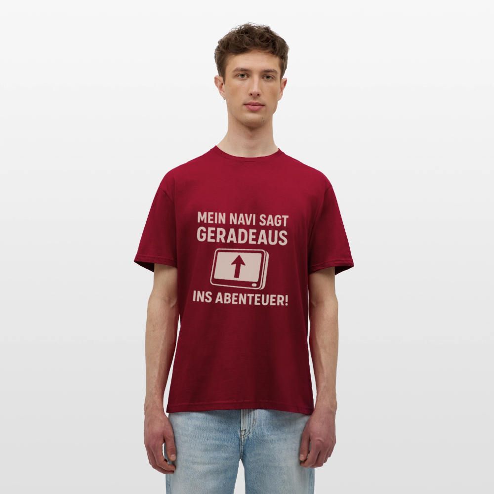 Mein Navi sagt geradeaus ins Abenteuer! | Männer T-Shirt - Ziegelrot