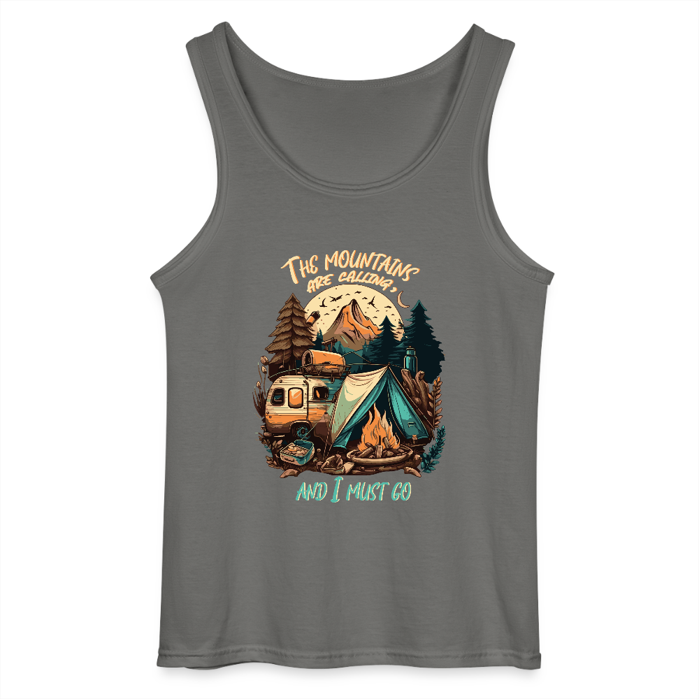 THE MOUNTAINS ARE CALLING | Gildan Männer Tank Top - Anthrazit