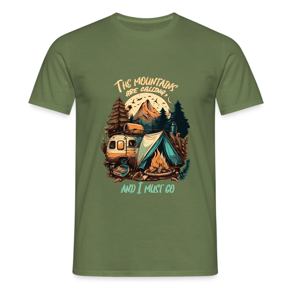 THE MOUNTAINS ARE CALLING | Männer T-Shirt - Militärgrün