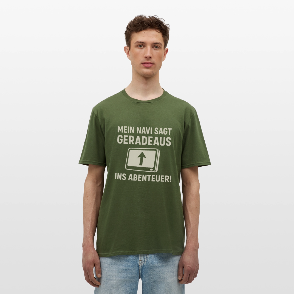 Mein Navi sagt geradeaus ins Abenteuer! | Männer T-Shirt - Militärgrün
