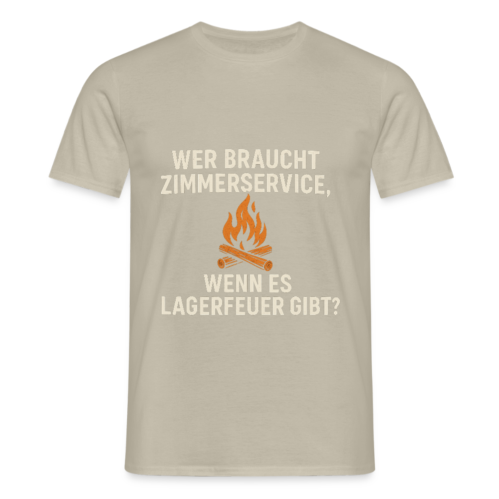 Wer braucht Zimmerservice, wenn es Lagerfeuer gibt? | Männer T-Shirt - Sandbeige