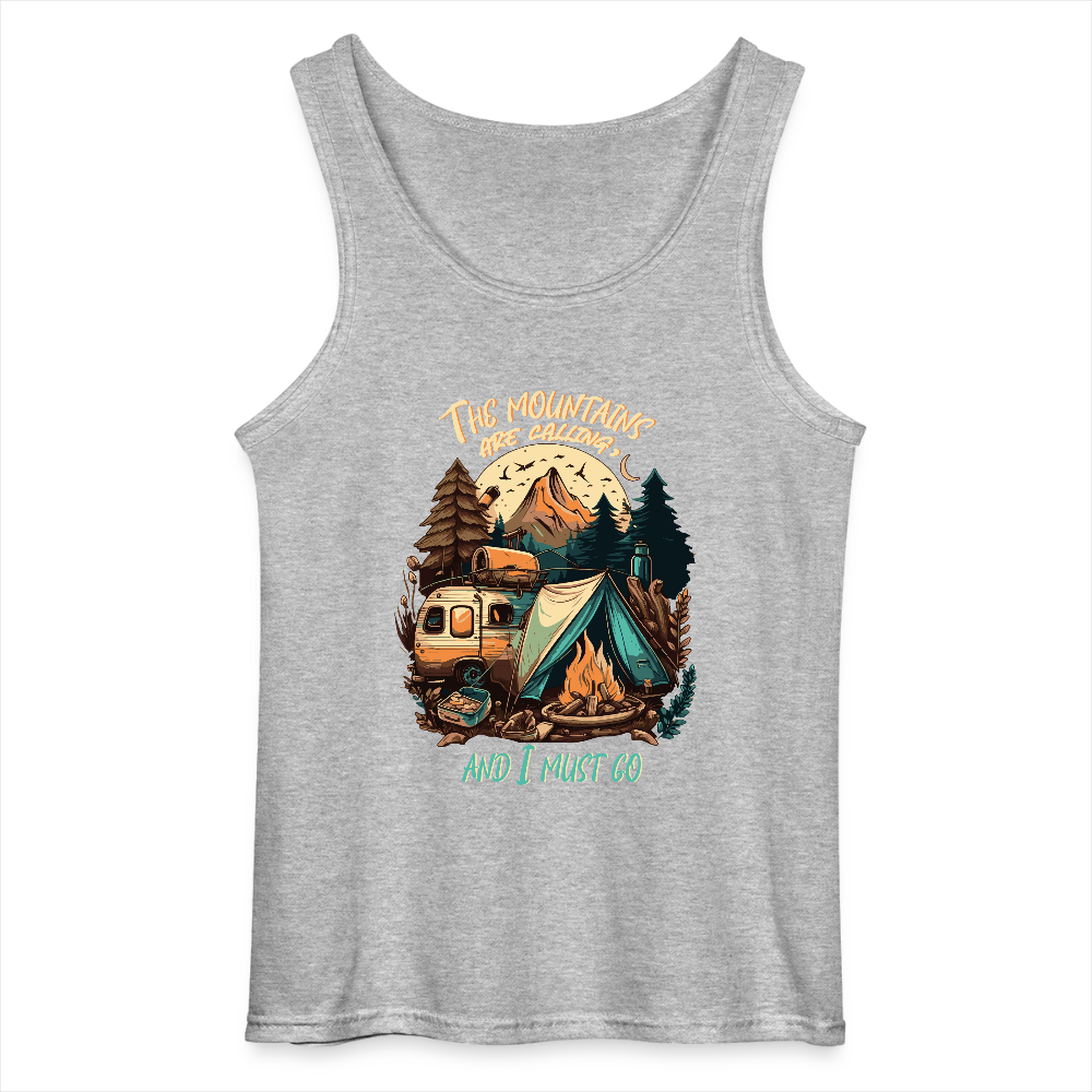 THE MOUNTAINS ARE CALLING | Gildan Männer Tank Top - Grau meliert