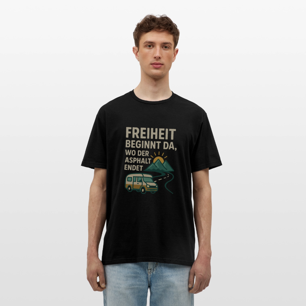 Freiheit beginnt da, wo der Asphalt endet | Männer T-Shirt - Schwarz